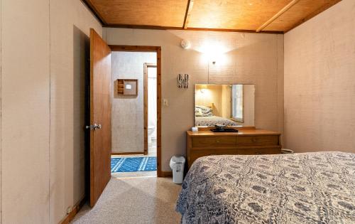 Experience the charm of Silver Lake at Parrothead Retreat Experience the charm of Silver Lake at Parrothead Retreat