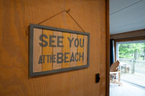 Experience the charm of Silver Lake at Parrothead Retreat Experience the charm of Silver Lake at Parrothead Retreat