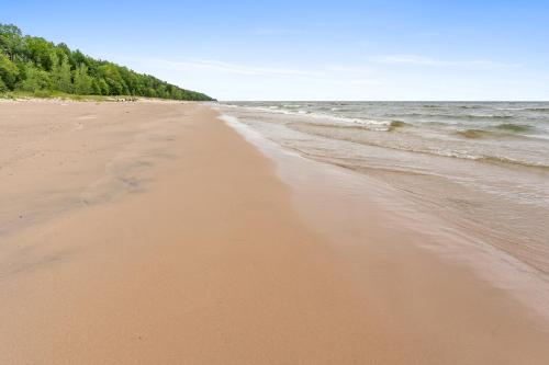 Experience the charm of Silver Lake at Parrothead Retreat Experience the charm of Silver Lake at Parrothead Retreat