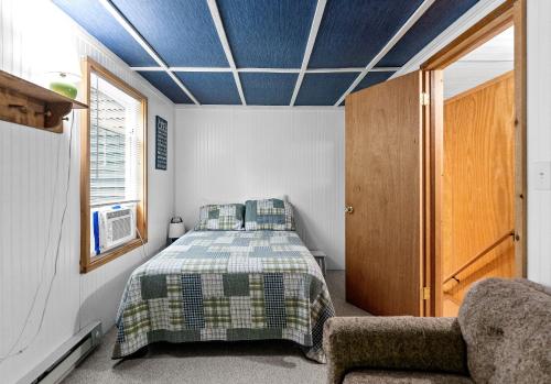 Experience the charm of Silver Lake at Parrothead Retreat Experience the charm of Silver Lake at Parrothead Retreat