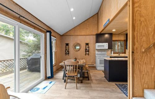 Experience the charm of Silver Lake at Parrothead Retreat Experience the charm of Silver Lake at Parrothead Retreat