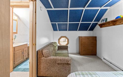 Experience the charm of Silver Lake at Parrothead Retreat Experience the charm of Silver Lake at Parrothead Retreat