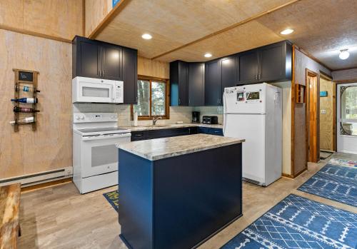 Experience the charm of Silver Lake at Parrothead Retreat Experience the charm of Silver Lake at Parrothead Retreat