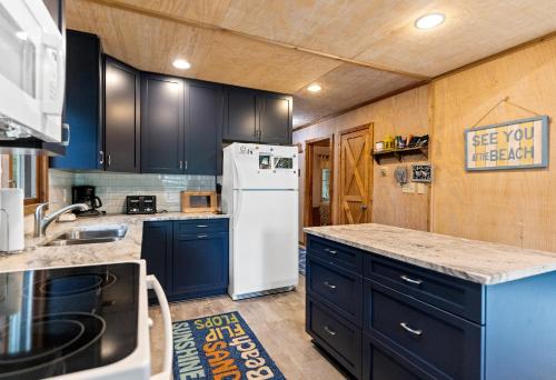 Experience the charm of Silver Lake at Parrothead Retreat Experience the charm of Silver Lake at Parrothead Retreat