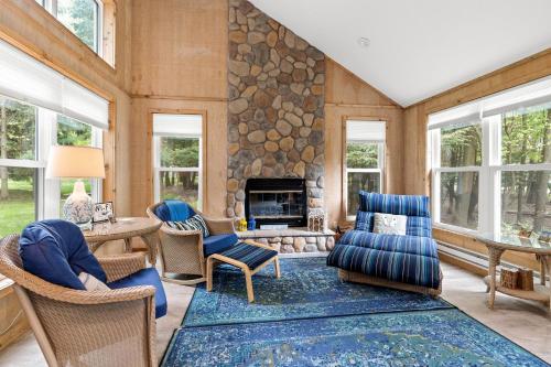 Experience the charm of Silver Lake at Parrothead Retreat Experience the charm of Silver Lake at Parrothead Retreat