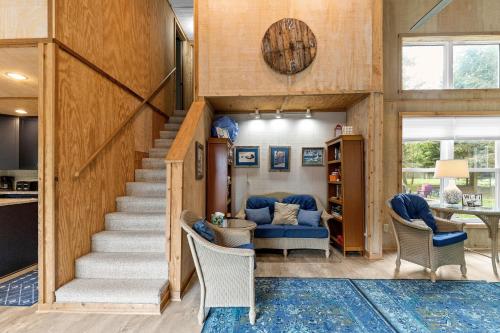 Experience the charm of Silver Lake at Parrothead Retreat Experience the charm of Silver Lake at Parrothead Retreat