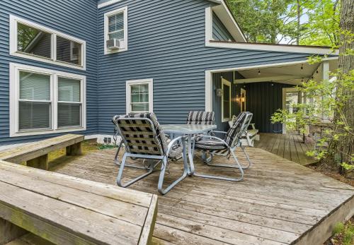 Experience the charm of Silver Lake at Parrothead Retreat Experience the charm of Silver Lake at Parrothead Retreat