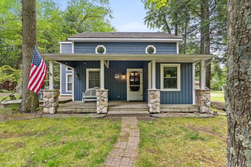 Experience the charm of Silver Lake at Parrothead Retreat Experience the charm of Silver Lake at Parrothead Retreat