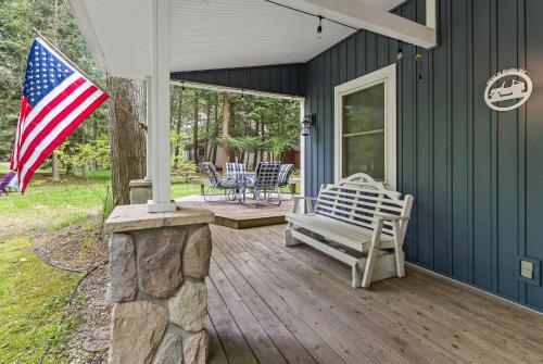 Experience the charm of Silver Lake at Parrothead Retreat Experience the charm of Silver Lake at Parrothead Retreat