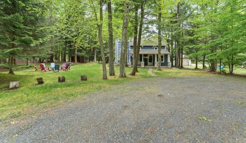 Experience the charm of Silver Lake at Parrothead Retreat Experience the charm of Silver Lake at Parrothead Retreat