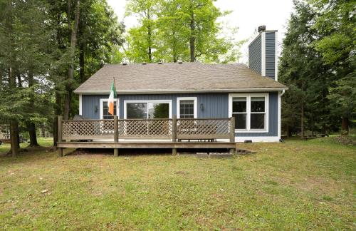 Experience the charm of Silver Lake at Parrothead Retreat Experience the charm of Silver Lake at Parrothead Retreat