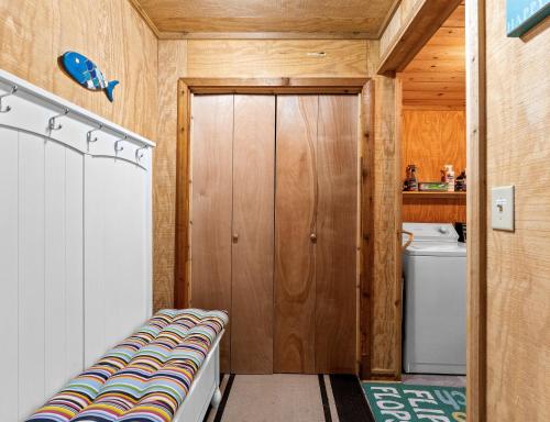 Experience the charm of Silver Lake at Parrothead Retreat Experience the charm of Silver Lake at Parrothead Retreat