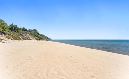 Experience luxury at Lakefront Villa