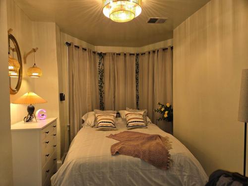 Beautiful Boho Industrial Style 2BR, Walk to Penn Station, 11 Min Hopkins, On JHU Shuttle Route, Pet in Charles Village