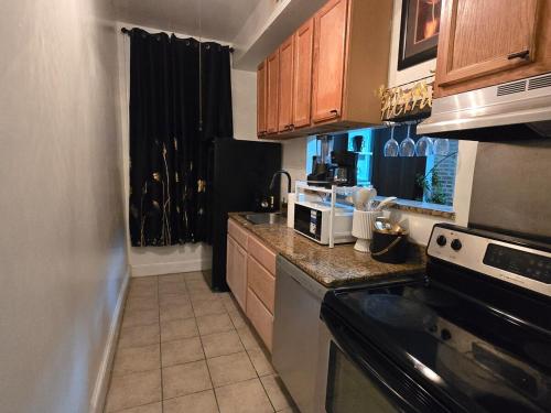 Beautiful Boho Industrial Style 2BR, Walk to Penn Station, 11 Min Hopkins, On JHU Shuttle Route, Pet in Charles Village