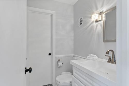 Hillside Cottage- Great Vacation Rental with Private Pool - image 9