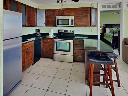 Estero Beach & Tennis 805A1 Bedroom Sleeps 4 Heated Pool Elevator - image 6