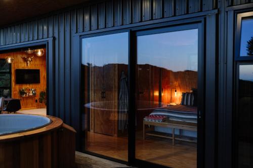 Foudre Suite with Hot Tub at Barrelled Wines Raglan, Raglan (foto 7)