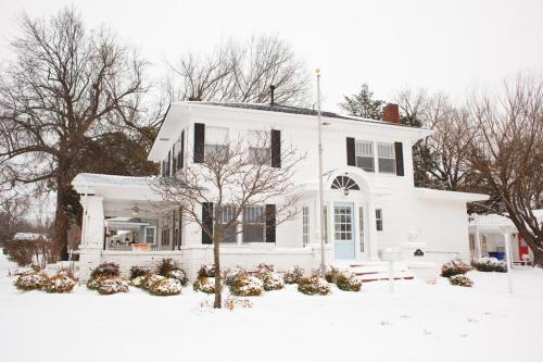 The Bishop Charming 4BR Retreat OU Campus 100yo