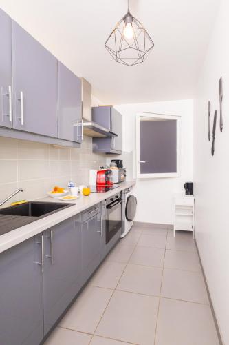 кухня, Appartement Jelyad Mallard Premium Vue Lac Parking privé 6 personnes à 10 minutes de Disneyland (Appartement Jelyad Mallard Premium Vue Lac Parking prive 6 personnes a 10 minutes de Disneyland) in Chanteloup-en-Brie