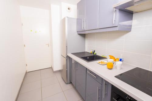 кухня, Appartement Jelyad Mallard Premium Vue Lac Parking privé 6 personnes à 10 minutes de Disneyland (Appartement Jelyad Mallard Premium Vue Lac Parking prive 6 personnes a 10 minutes de Disneyland) in Chanteloup-en-Brie