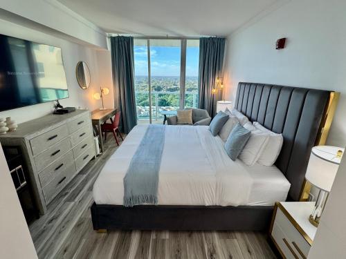 Balcony Ocean Views - Pool, Gym, Wi-Fi & Parking in Coconut Grove