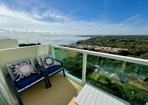 Balcony Ocean Views - Pool, Gym, Wi-Fi & Parking in Coconut Grove