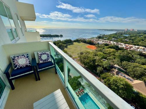 Balcony Ocean Views - Pool, Gym, Wi-Fi & Parking in Coconut Grove