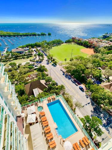 Balcony Ocean Views - Pool, Gym, Wi-Fi & Parking in Coconut Grove