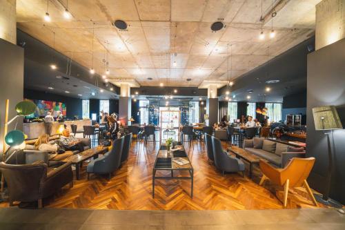 크라운 플라자 포드고리차 바이 IHG - 레스토랑