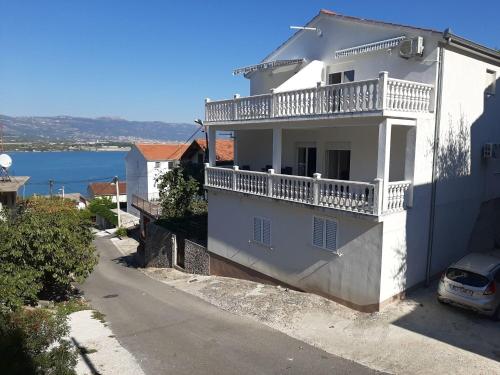 Apartments Ivica - 150m from sea - image 2