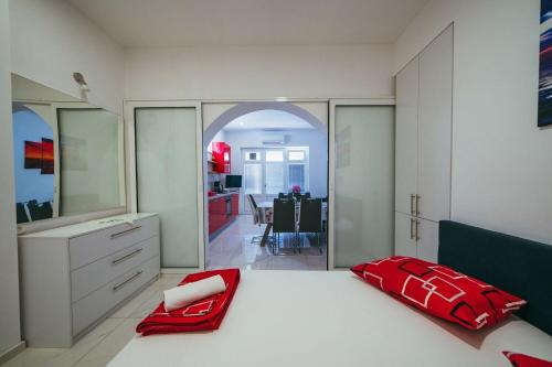 One-Bedroom Apartment image 4