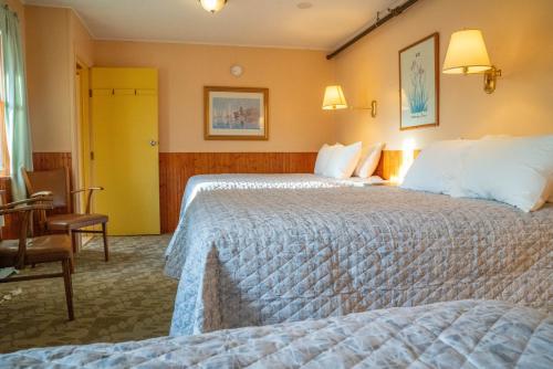 2 double beds, 1 twin bed