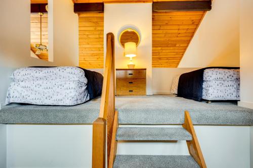 Ideally Located Lincoln Condo Pets Welcome! - image 7