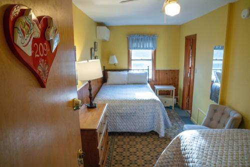 1 double bed, 1 twin bed