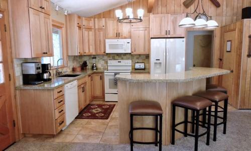 Arrow Lodge - 4BR/2.5BA Home - image 6