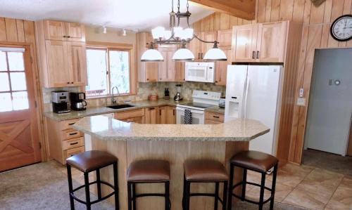 Arrow Lodge - 4BR/2.5BA Home - image 3