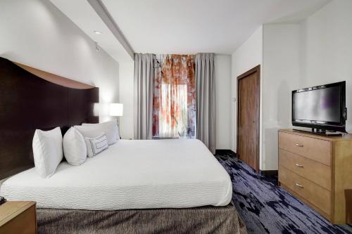 King Room with Roll-in Shower - Mobility and Hearing Accessible