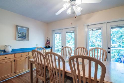 A Some Place Special Minutes to Beach Sleeps 10 in Pawleys Island, USA