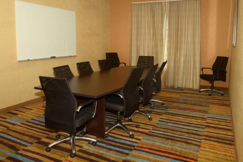 Fairfield by Marriott Inn & Suites Fairmont - 회의실/연회장