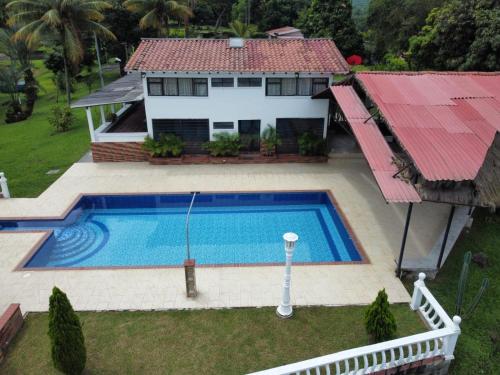 Swimming pool, Finca la Irlanda in La Manuelita
