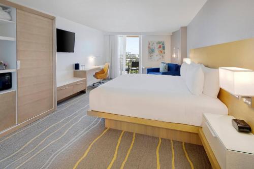 Guest room, 1 King, Balcony room in Delta Hotels Daytona Beach Oceanfront