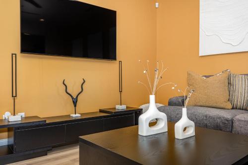 Stylish Getaway near City Center and Amphitheater