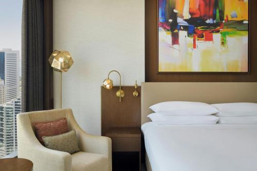 Deluxe Room, 1 King, City View image 4