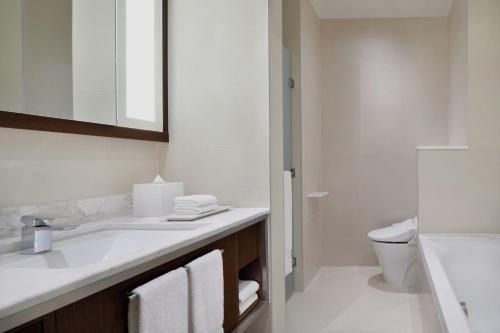 Deluxe Room, 1 King, City View image 2