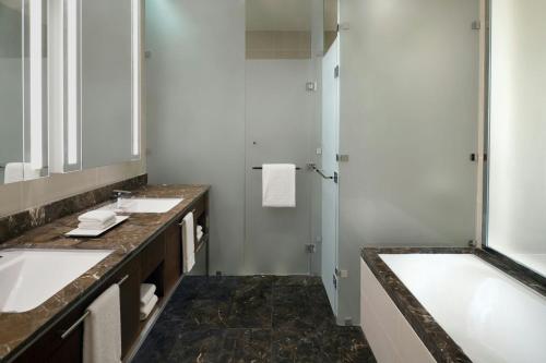 One-Bedroom Superior King Suite with Partial Sea View - Executive Lounge Access image 4