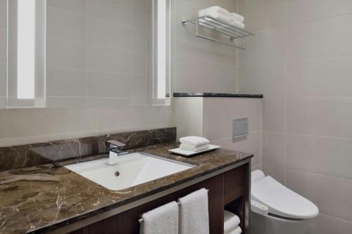 One-Bedroom Superior King Suite with Partial Sea View - Executive Lounge Access image 3