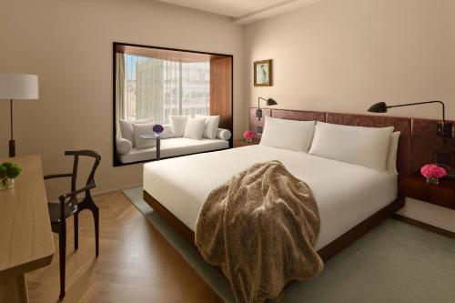 Deluxe Room, 1 King room in The Barcelona EDITION