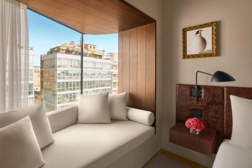 Deluxe Room, 1 King image 2