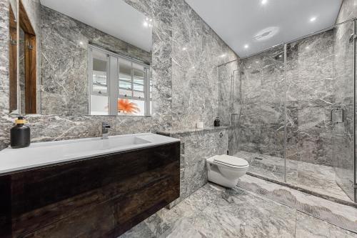 250 SqM MEGA MANSION - image 11
